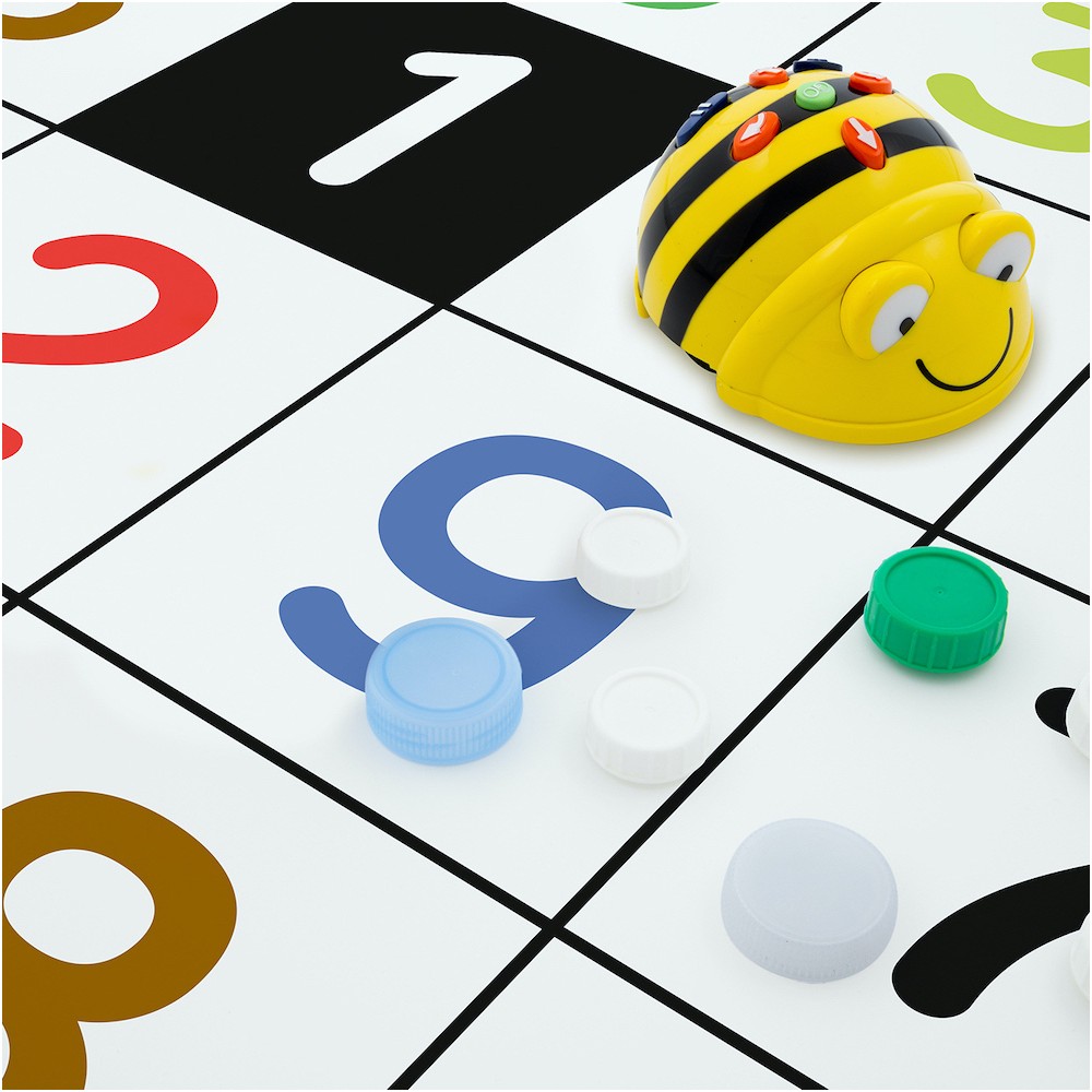 Tapete de números para BeeBot en infantil con tapones